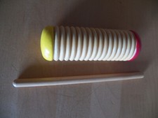 Rassel Musikinstrument Klapper mit Stab geriffelt