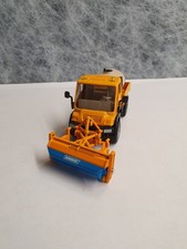 SIKU 2921 Unimog U 400 mit Vorbaukehrmaschine - 1:55