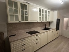 Küchenzeile mit Elektrogeräten