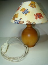 Schöne hochwertige Nachttischlampe fürs Kinderzimmer mit Bärchenschirm & Holzfuß