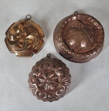 3 alte Kupfer Backformen Wand