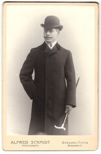 Fotografie Alfred Schmidt, Dresden-Cotta, Herr im dunklen Mantel mit Stock und  