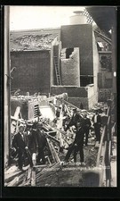 AK Plochingen, Verheerungen nach Wirbelsturm am 1.6.1913, Schaulustige an einer 