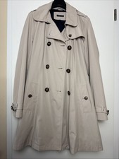 Joseph Janard, Trenchcoat