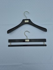 Kleiderbügel „Hugo Boss“  Holz, schwarz Gravur Women 3.08.13 und Boss Hosenbügel