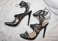 schwarze Riemchen high heels