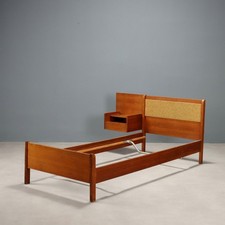 Vintage bett mit nachttisch - bett,
