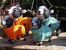 Gartenfigur Ziege im Pulli