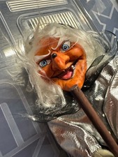 Hexenpuppe mit Besen