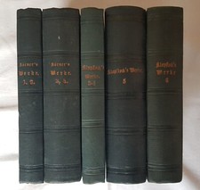 Alte dekorative Bücher um