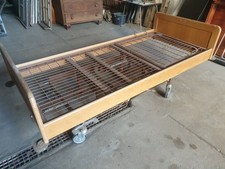 Pflegebett alt mit große Rollen - Kopfteil und Fläche mechanisch verstellbar