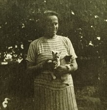 Frau im gestreiften Kleid