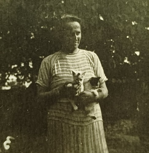 Frau gestreiften kleid - gestreiften,