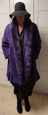 Elegantes Cape mit Pelz
