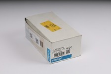 NEW OMRON  E3F2-R4C4-E  [24