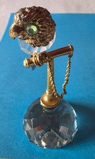 Glas Kristall Figur  Papagei auf Stange messing mit grünen glitzernden Augen