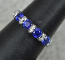 Schöner halber Ewigkeitsring blauer Saphir und Diamant Platin Stapel