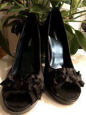 Graceland: Sexy Peeptoes/Stiletto/High Heels, Gr. 40, schwarz Satin, Rüschen