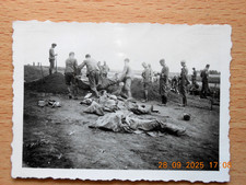 2.WK, RUSSLAND, GEFALLENE DEUTSCHE SOLDATEN WERDEN BEIGESETZ, ca. 1942, SELTEN !