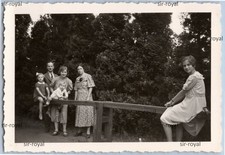 Kinder auf einer Wippe auf dem