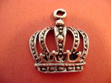 Kleine silberfarbende Krone