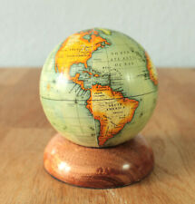 Globus auf Holzsockel, Höhe