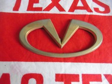US ORIGINAL NISSAN INFINITI EMBLEM GOLD AUTO CAR PKW BADGE DEKO LOGO MODELL USA