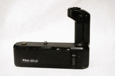 Nikon Batteriegriff MD-12 in schwarz mit alterstypischen Gebrauchsspuren