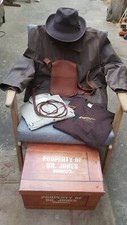 Indiana Jones Jacke, Hut, Tasche, Hemd, T-shirt, Peitsche, und Kiste