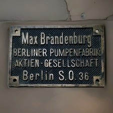 Fabrikschild Messing Max