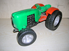 Großer alter Traktor