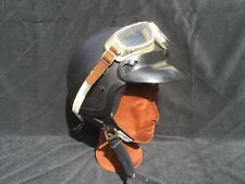 antiker/alter Motorsport/ Motorrad Helm mit Brille und Präsentation Kopf  