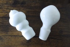 2 antike weiße Milchglas