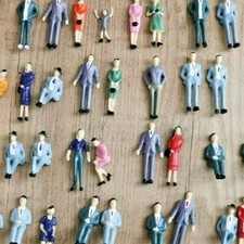 25 Stück Reisende Figuren stehend + sitzend BEMALT im Maßstab 1:32 1:30 Spur 1