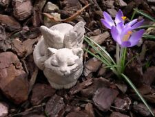 Katze mit Flügeln hockend