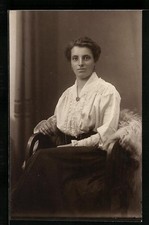 Ansichtskarte Frau in weißer Bluse auf Stuhl sitzend 