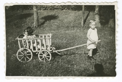 Kinder mit bollerwagen altes - bollerwagen,