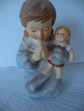 GOEBEL Mädchen betend mit Puppe
