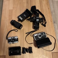 Drei analoge Fotoapparate, 1 Blitzlicht, ein Objektiv und ein Operngernglas