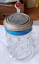 Glasbierkrug mit Medaille