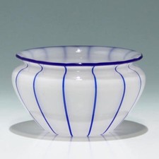 Loetz Vase "Weiss mit blauen