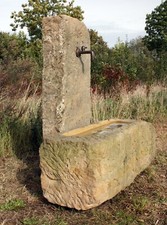 Sandsteinbrunnen / Gartenbrunnen Sandstein / Natursteinbrunnen