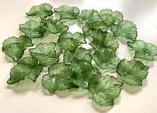 20 Acrylperlen  Blätter grün