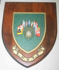 Großes Wappen S.H.A.P.E. auf Holztafel