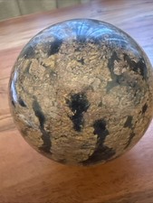 Große massive Edelsteinkugel