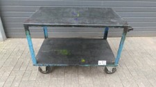 1x fahrbare Werkbank Arbeitstisch mit 2 Ablagen (WT)