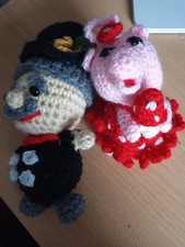 Zwei Glücksbringer Schornsteinfeger Schwein Figur Tiere  gehäkelt  Handarbeit 