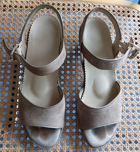 Beigefarbene wildleder sandale - beigefarbene,