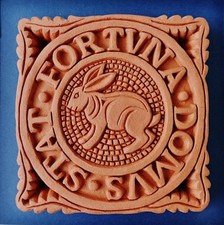 Wunderschöne kl. engl. Tonfafel, Motiv HASE, nach antikem Mosaik (Fortuna Domus)