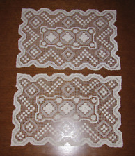 2 Deckchen-Handarbeit-Filetspitze-Filetstickerei-Spitzendecke-Tischdecke-Neu/unb